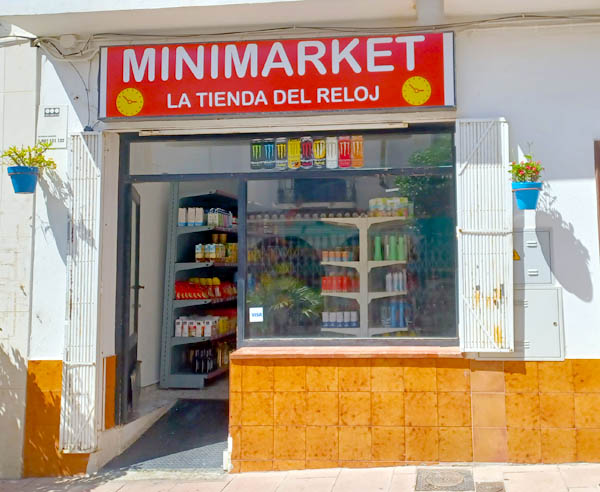 Fachada MiniMarket La Tienda del Reloj