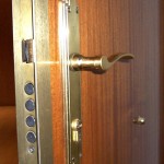 Cerraduras de seguridad en puertas blindadas. Cerrajero - Locksmith
