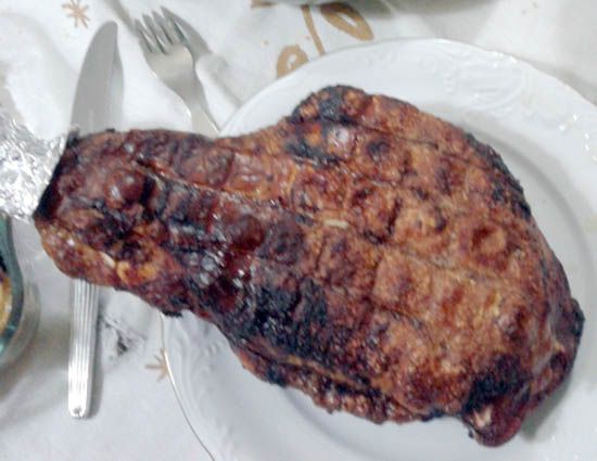 Pata de cerdo asada a leña en Sabinillas