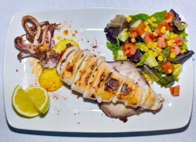Calamar a la plancha con guarnición