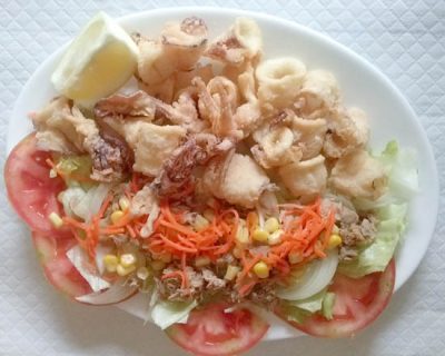 Plato combinado de calamares del país con ensalada Estepona