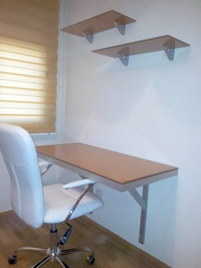 Escritorio con incrustación en textil, cristalería