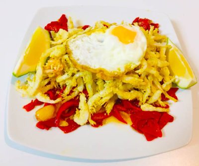 Gambas Fritas con pimiento y huevo