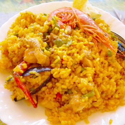 Paella mixta con pollo, cerdo y marisco