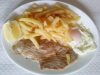 Plato combinado de filete de cerdo con patatas y huevo Estepona