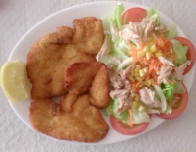 Filete de pollo empanado con ensalada Estepona