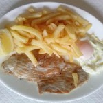Plato combinado de filete de cerdo con patatas y huevo Estepona